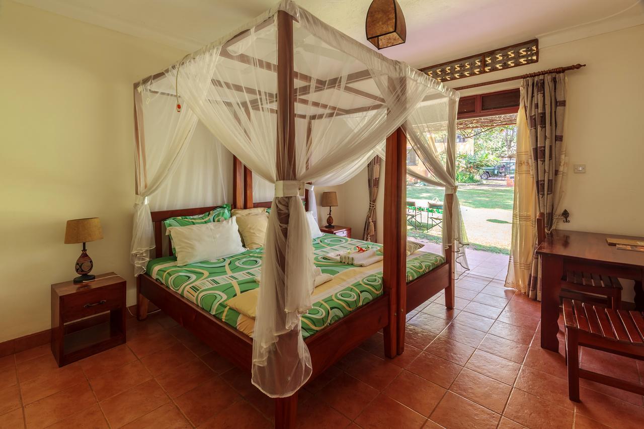 Airport Guesthouse Entebbe Exterior foto